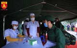 Tân binh đeo khẩu trang, kiểm tra thân nhiệt trong ngày nhập ngũ